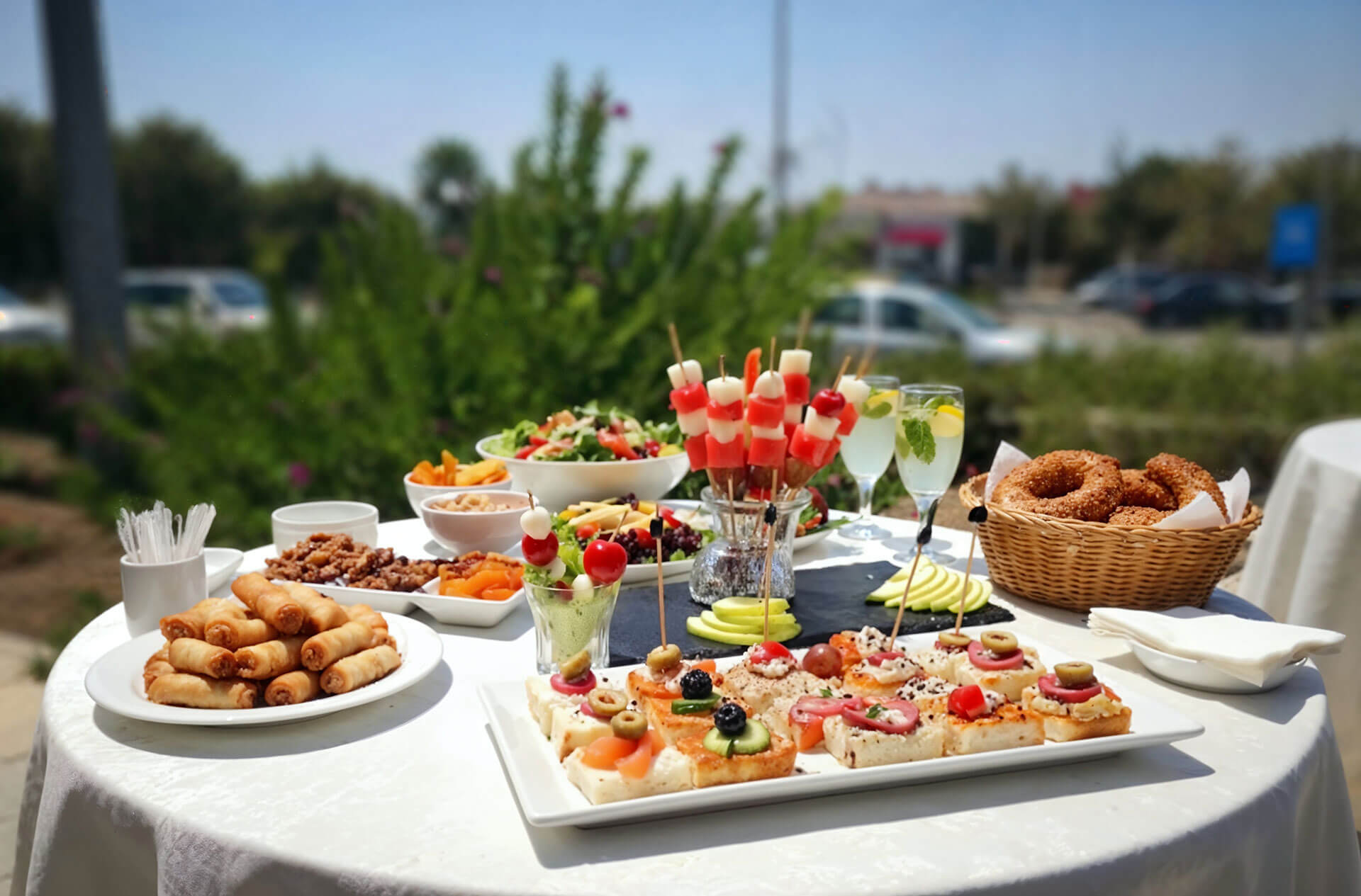 Açık havada kokteyl masası