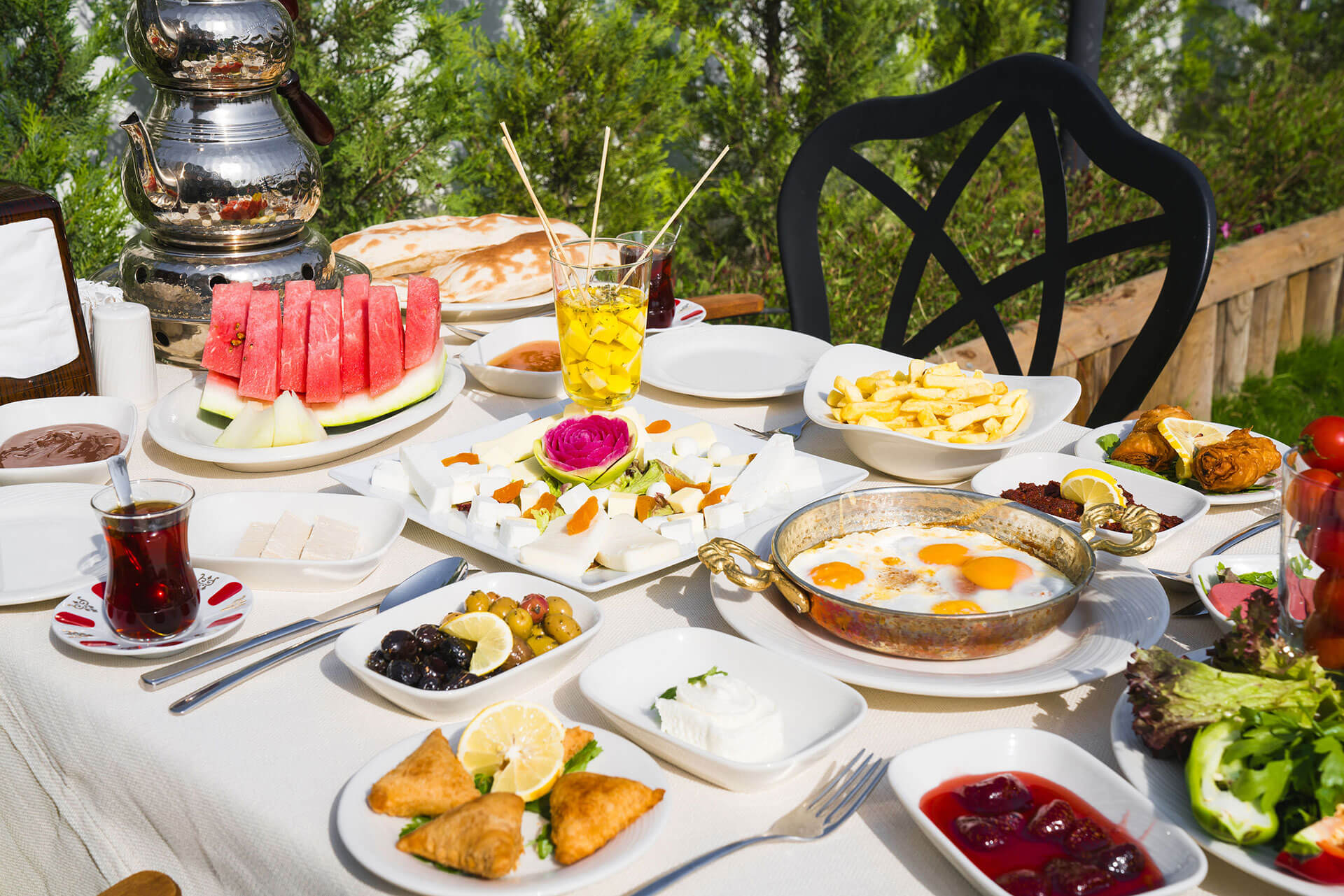 Açık havada kahvaltı masası